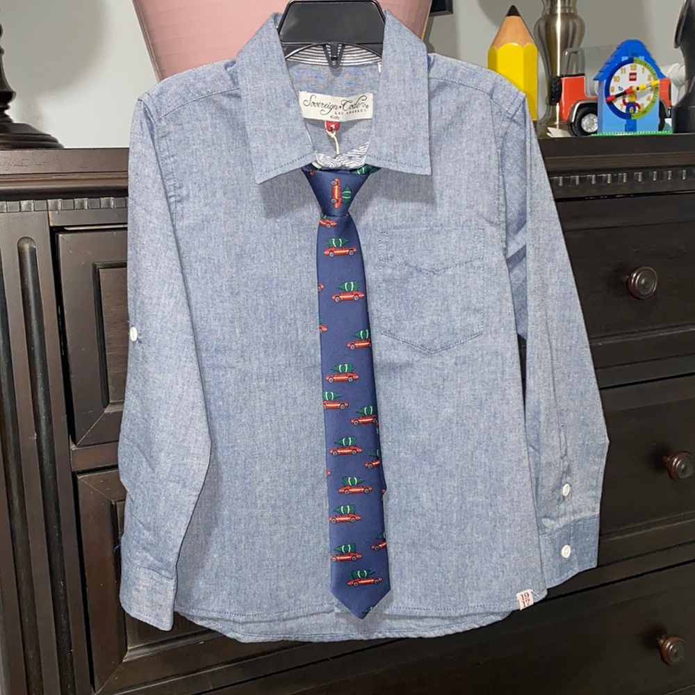 New button down shirt w/ Christmas theme tie